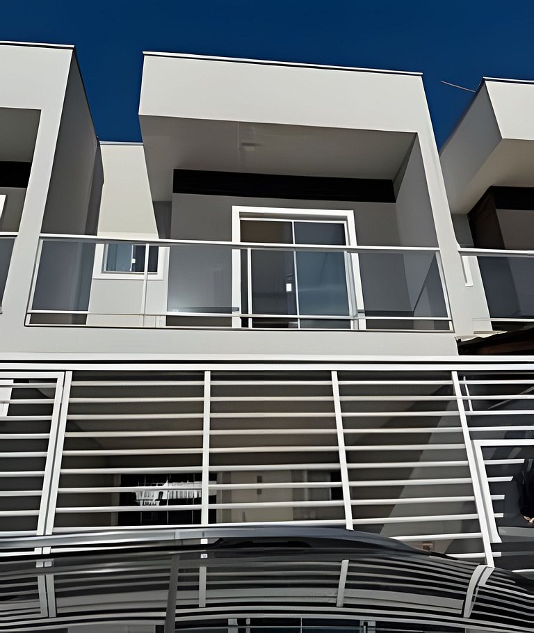 Casa linda com piscina e Bem Próximo ao Parque
