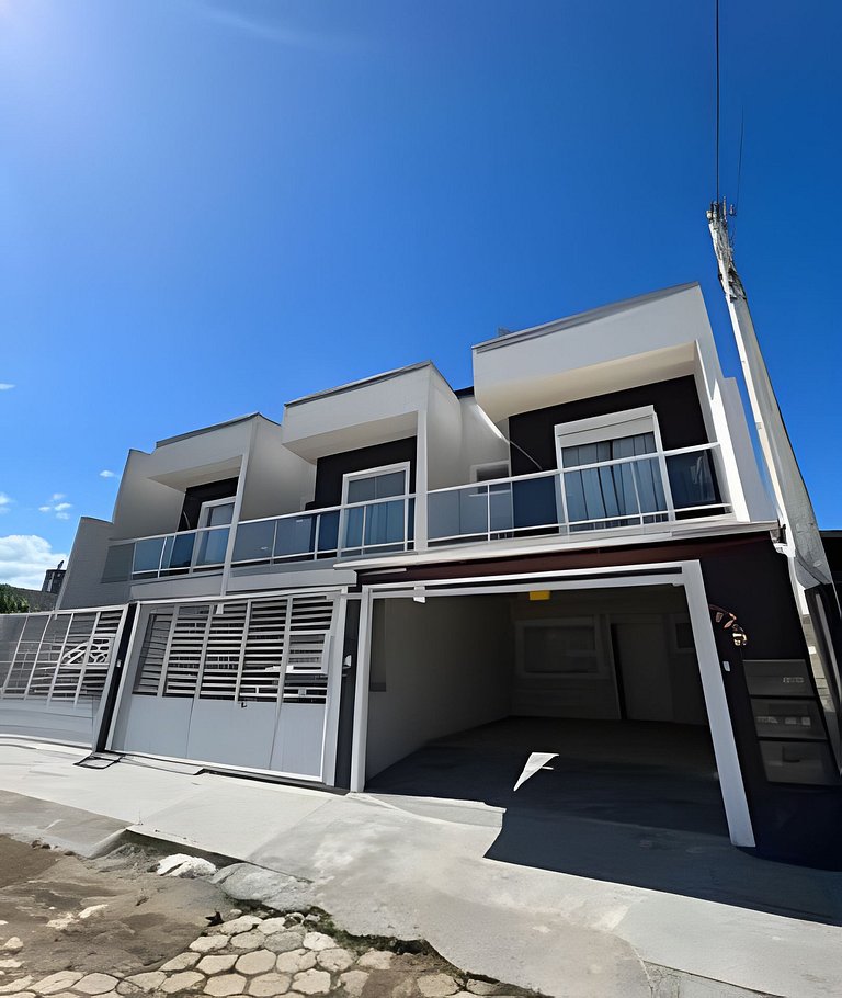 Casa luxo com piscina próximo a Praia e Beto Car.