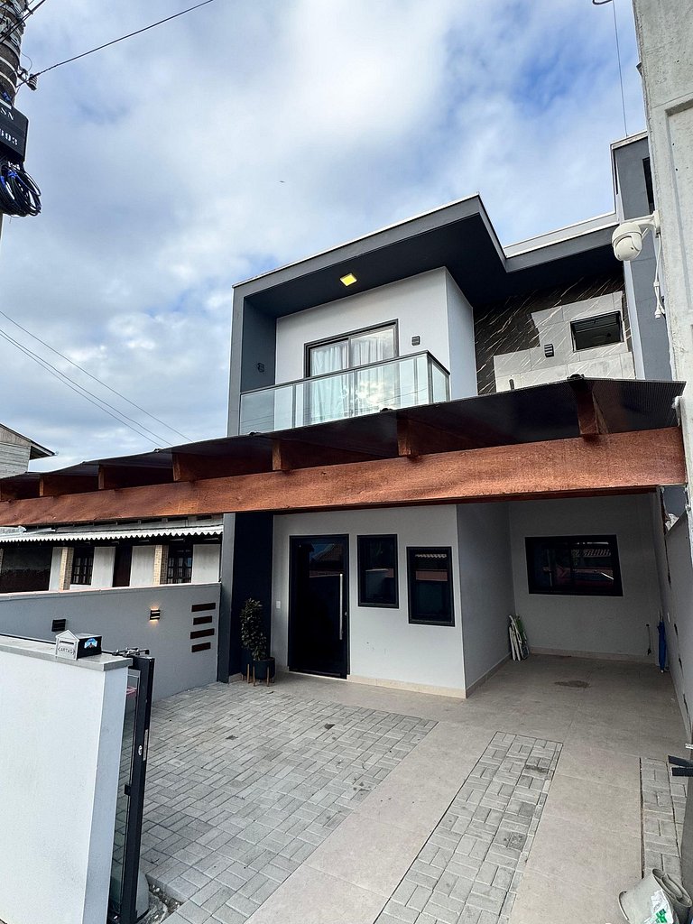 Casa Nova e Moderna | 700m praia | 8 min parque