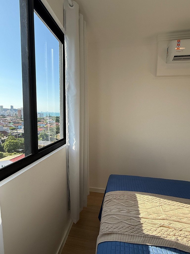 Apartamento em cond. Completo e com vista mar