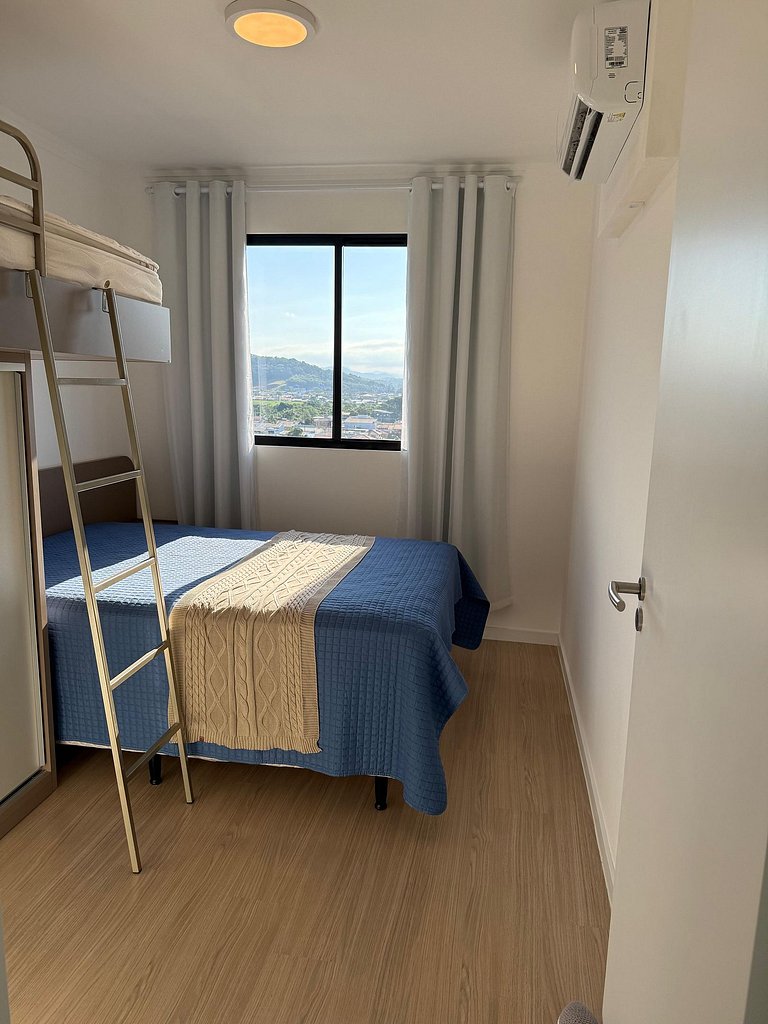 Apartamento em cond. Completo e com vista mar