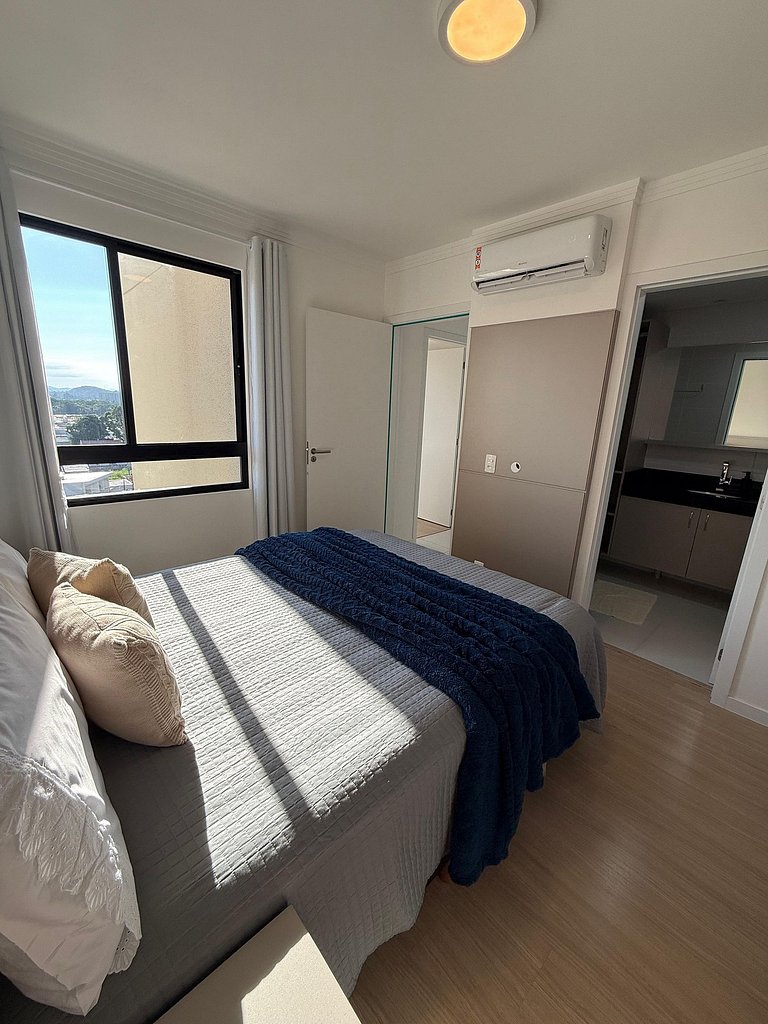 Apartamento em cond. Completo e com vista mar