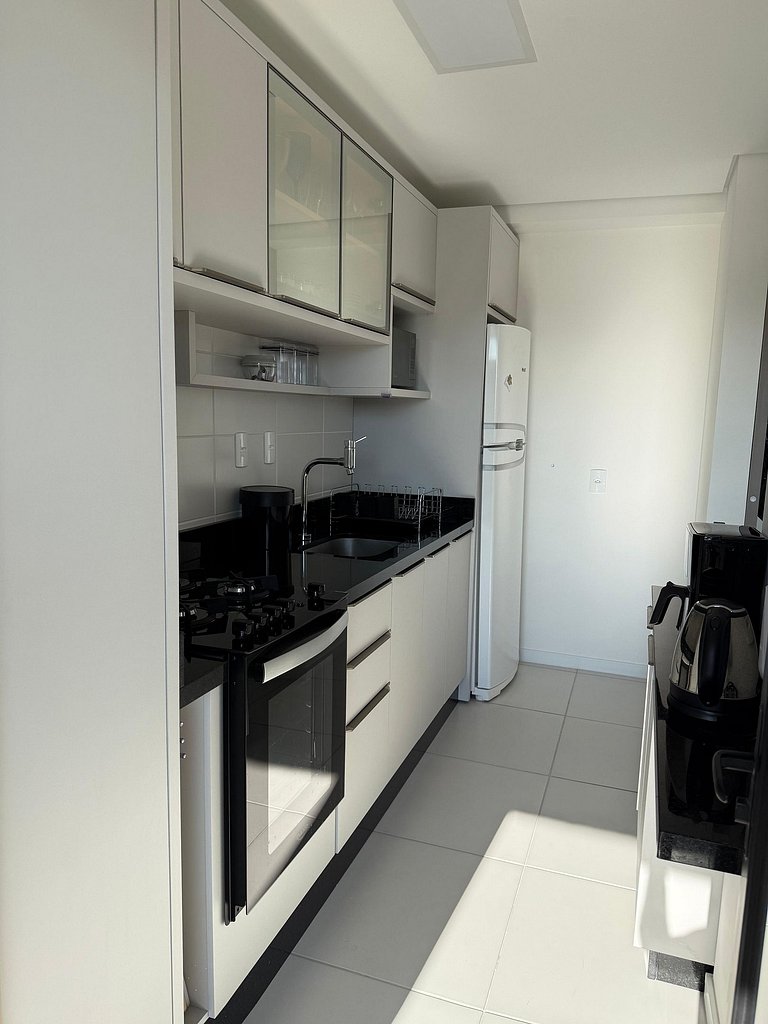 Apartamento em cond. Completo e com vista mar