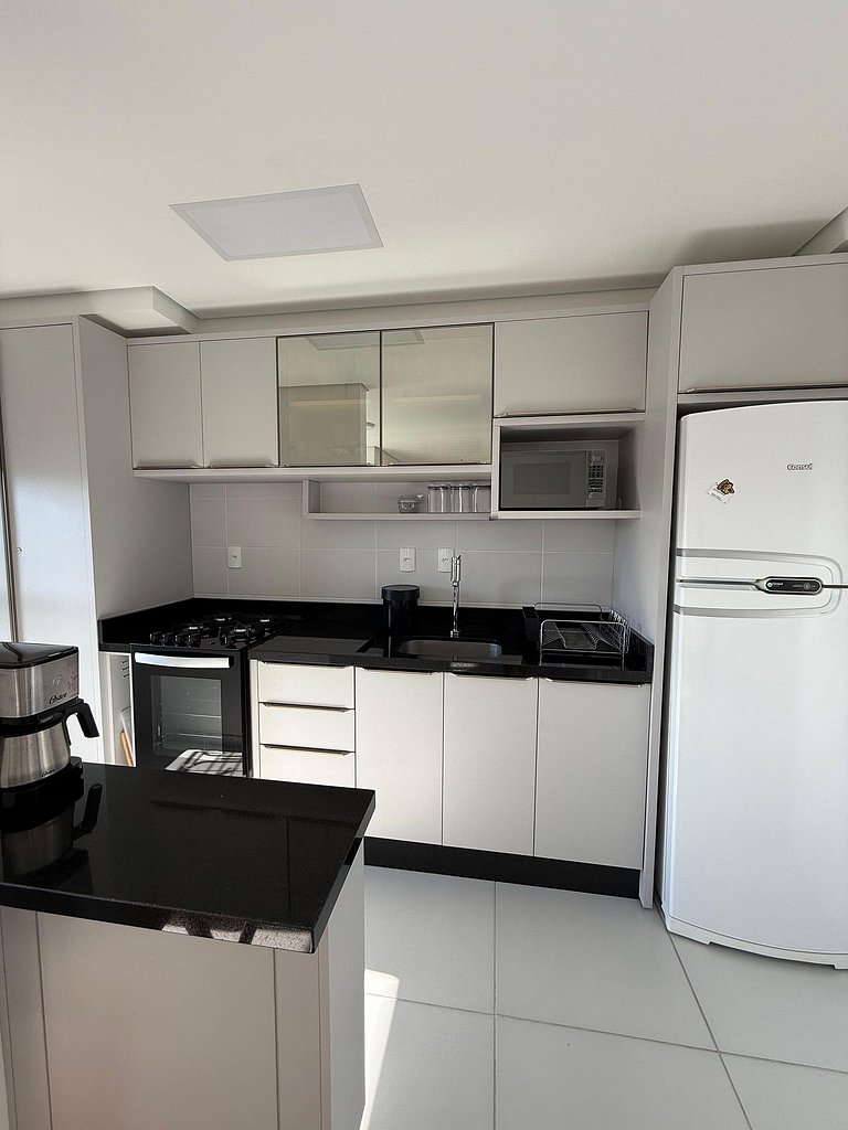 Apartamento em cond. Completo e com vista mar