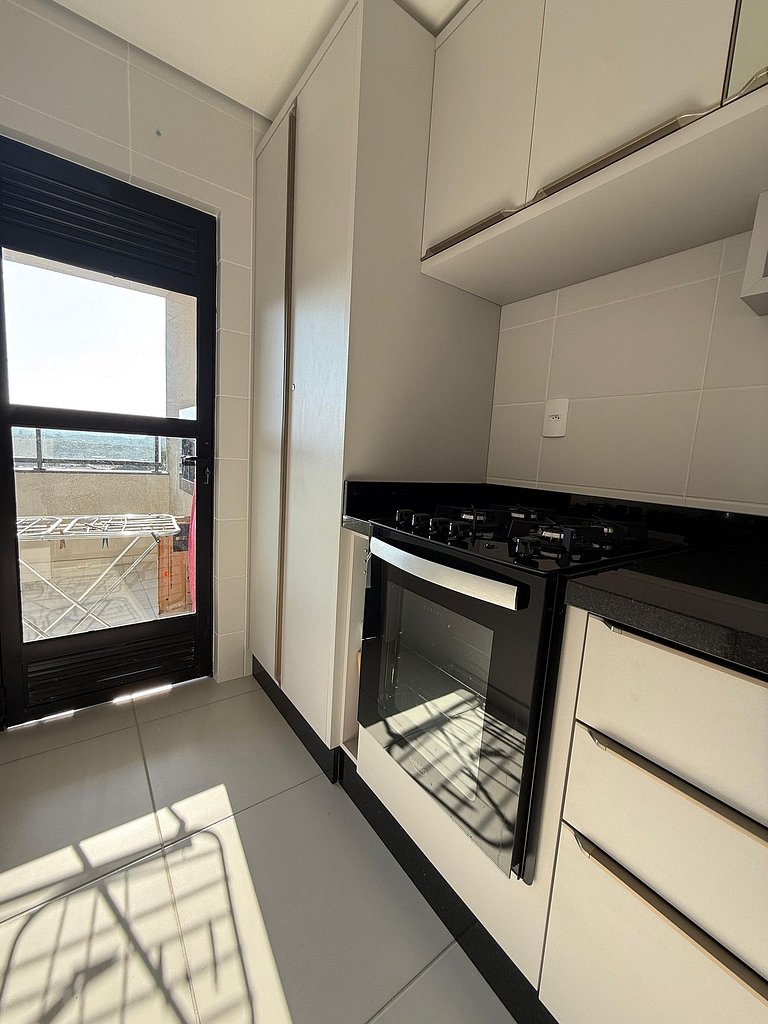 Apartamento em cond. Completo e com vista mar