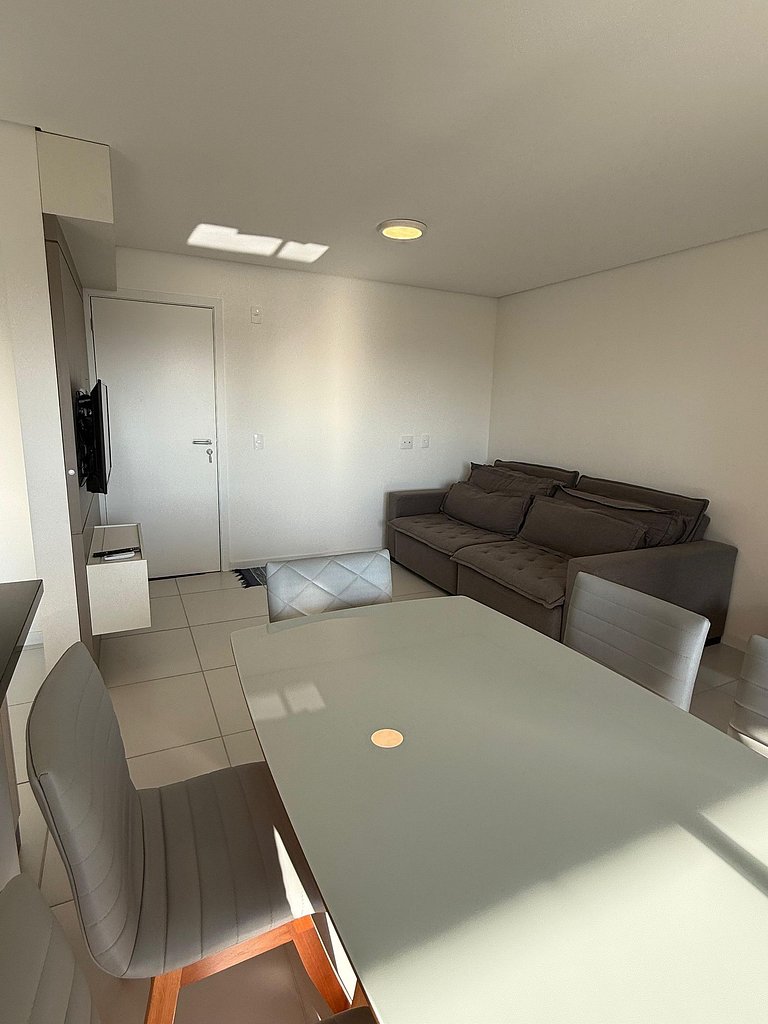 Apartamento em cond. Completo e com vista mar