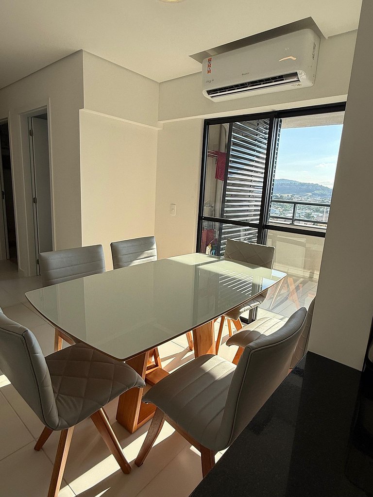 Apartamento em cond. Completo e com vista mar