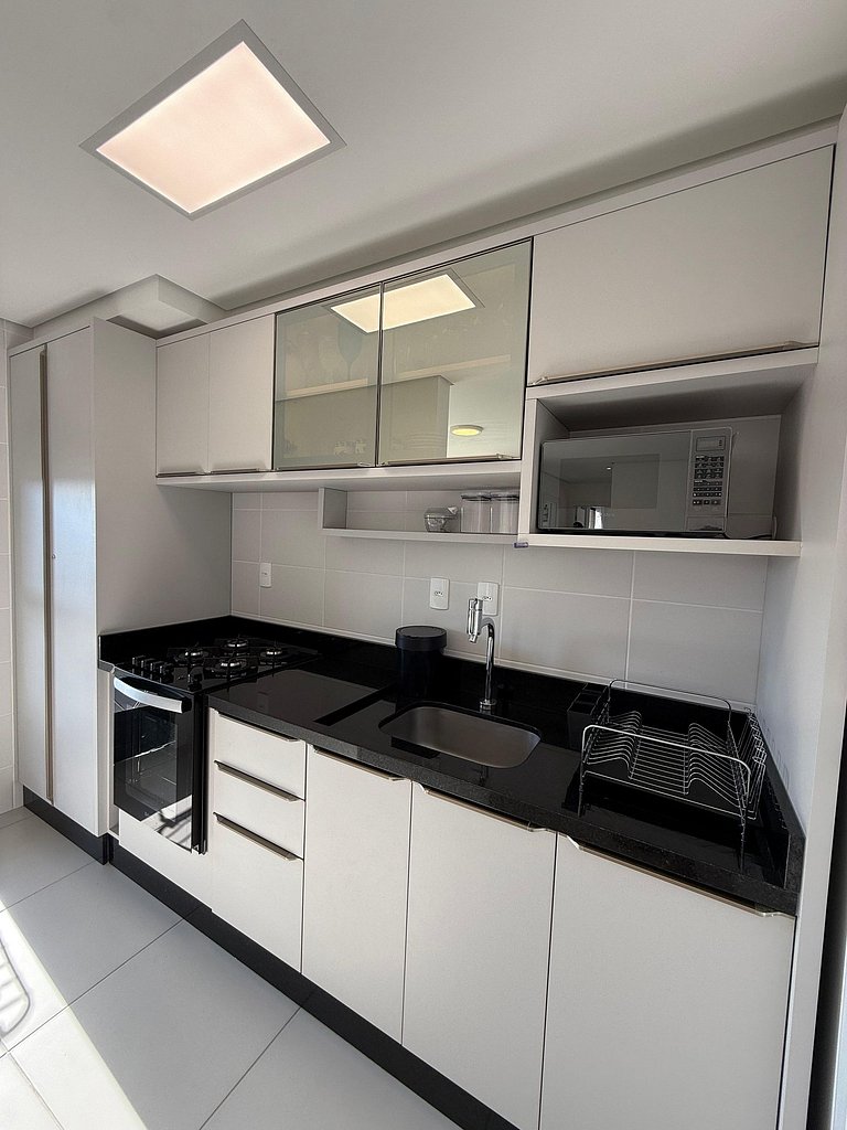 Apartamento em cond. Completo e com vista mar