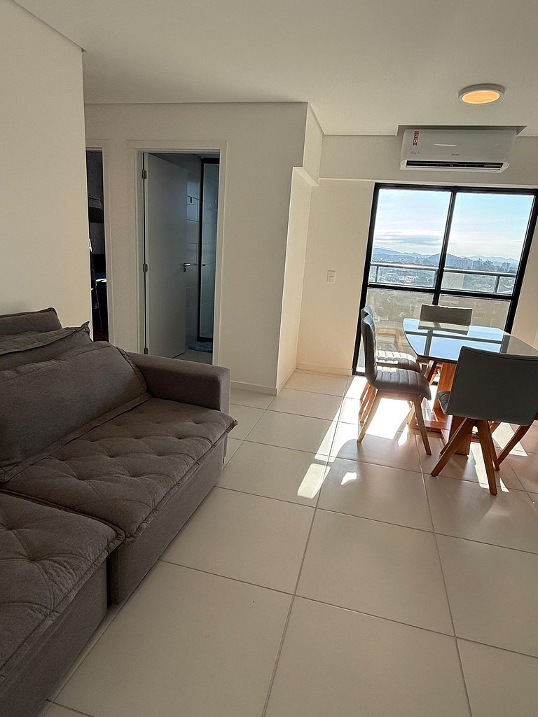 Apartamento em cond. Completo e com vista mar