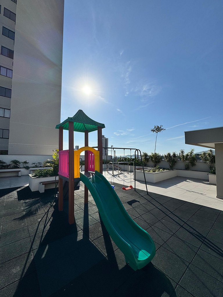 Apartamento em cond. Completo e com vista mar