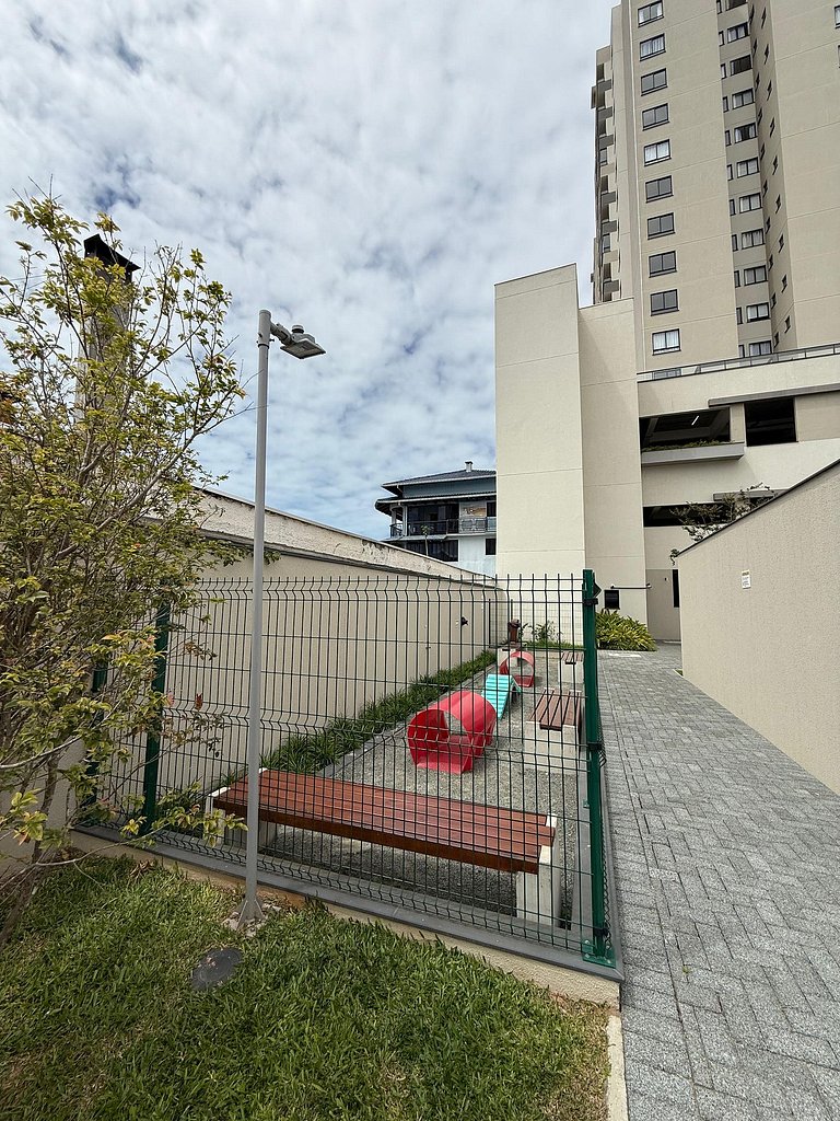 Apartamento em cond. Completo e com vista mar