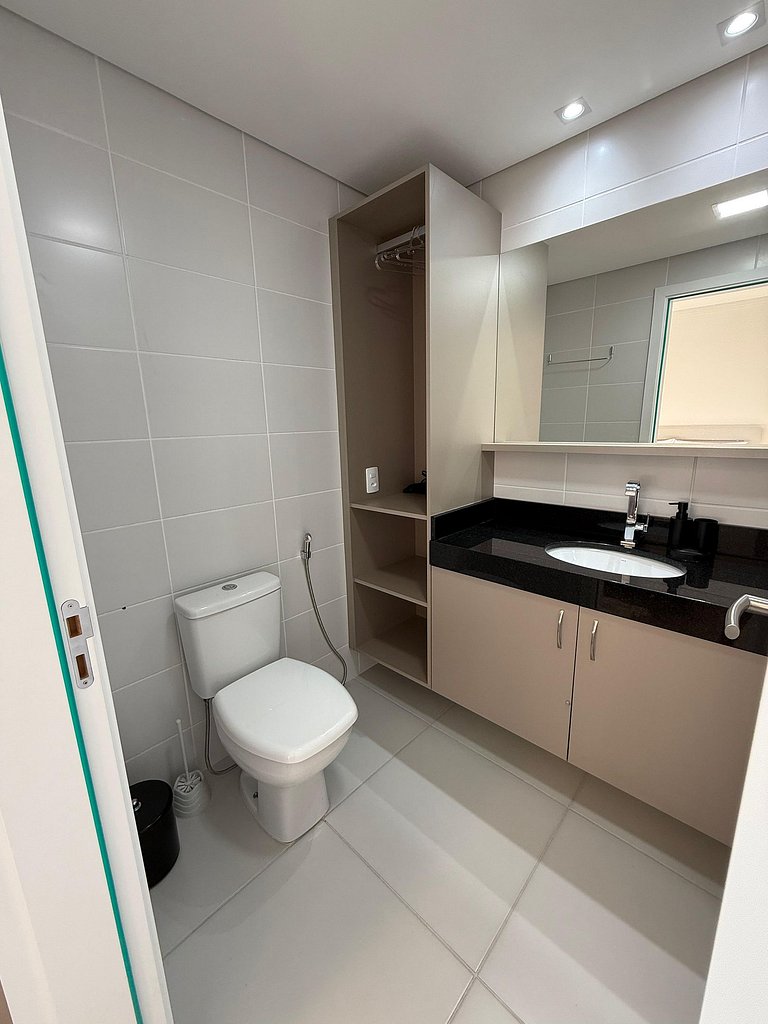 Apartamento em cond. Completo e com vista mar