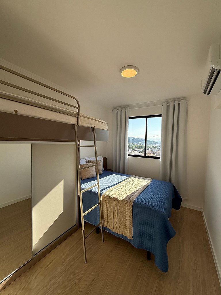 Apartamento em cond. Completo e com vista mar