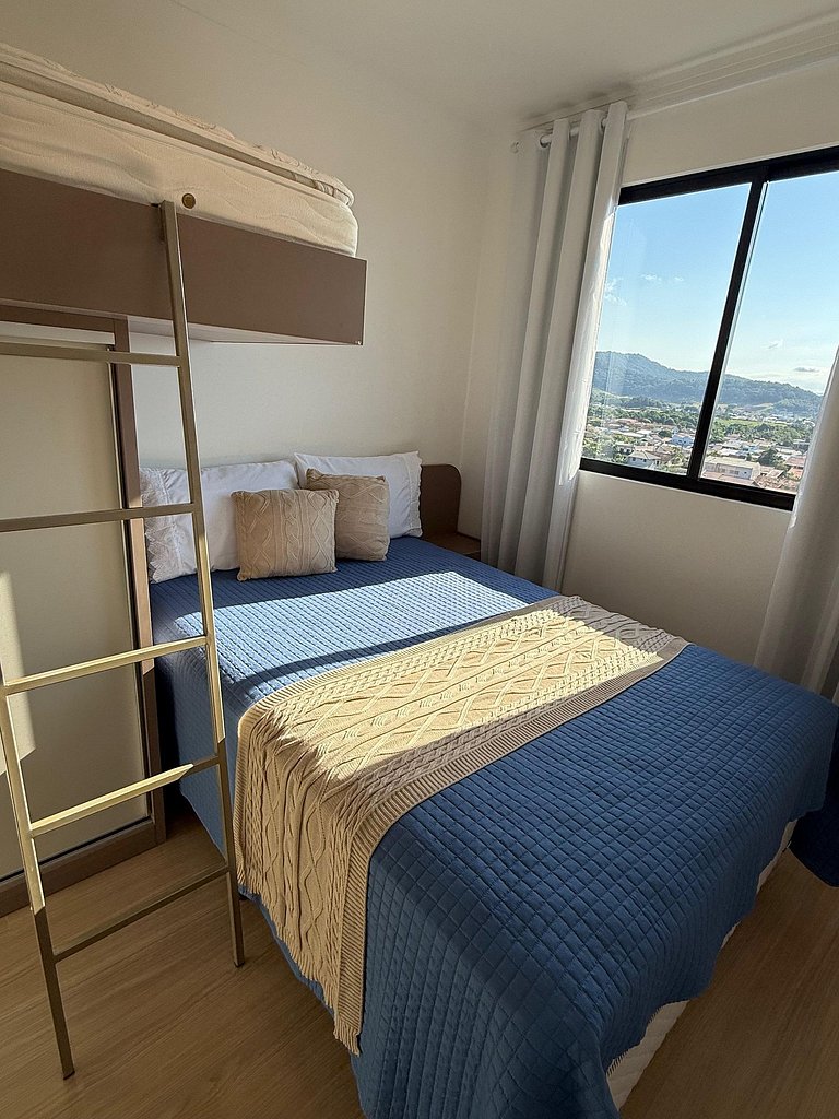 Apartamento em cond. Completo e com vista mar