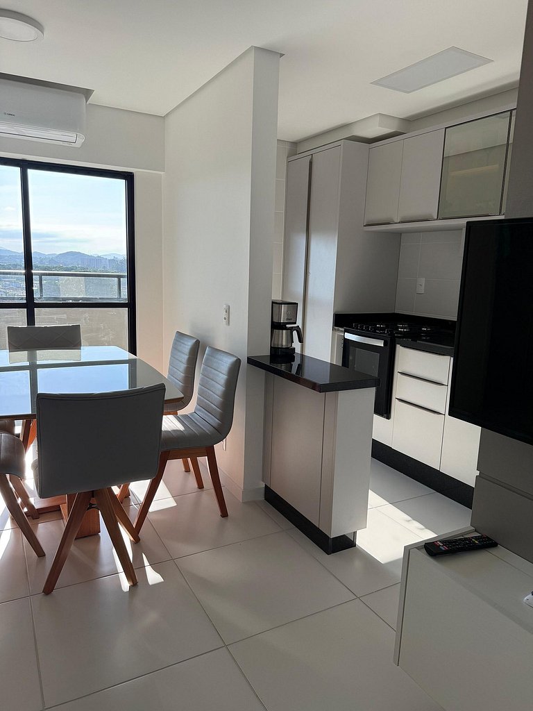 Apartamento em cond. Completo e com vista mar