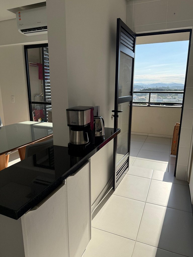 Apartamento em cond. Completo e com vista mar