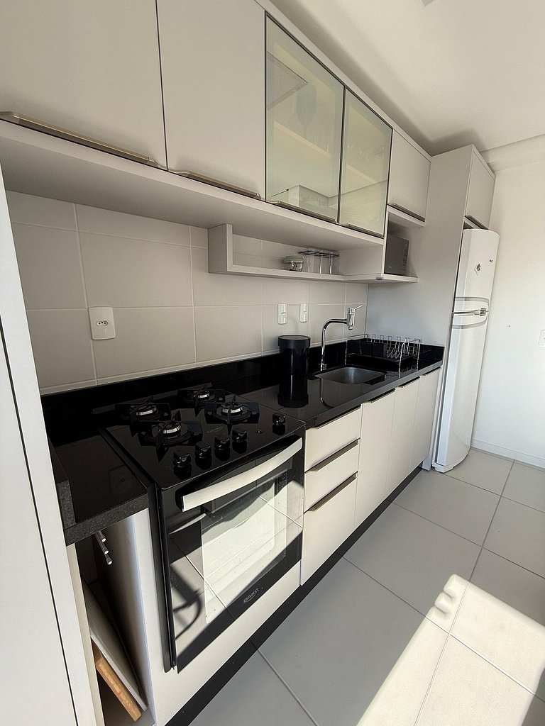 Apartamento em cond. Completo e com vista mar