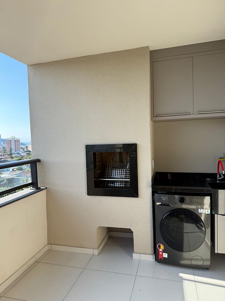 Apartamento em cond. Completo e com vista mar