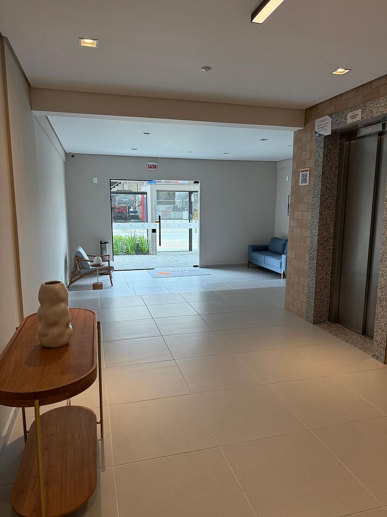 Apartamento em cond. Completo e com vista mar