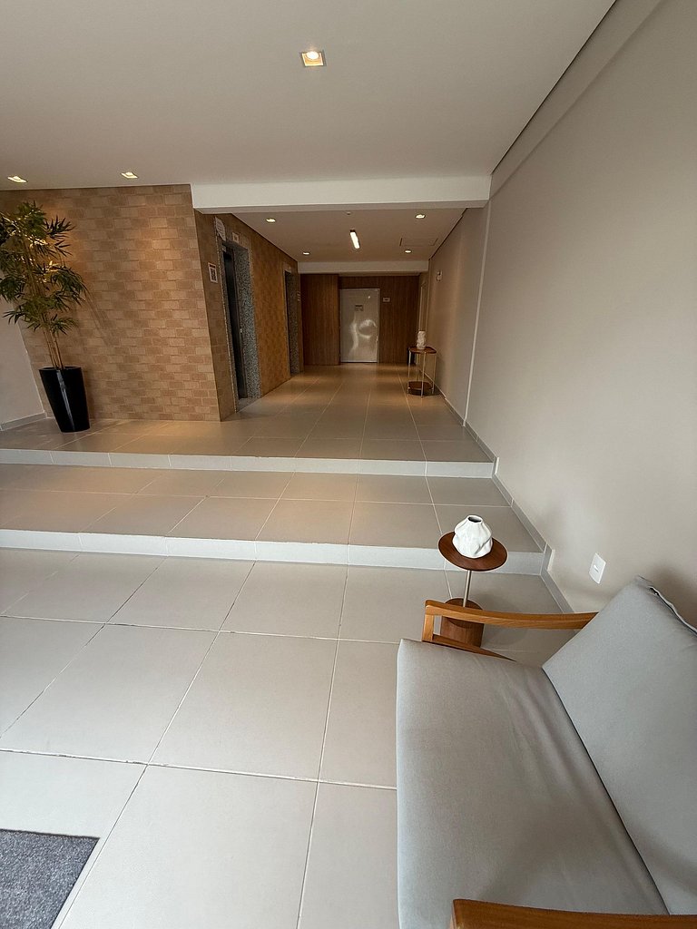 Apartamento em cond. Completo e com vista mar