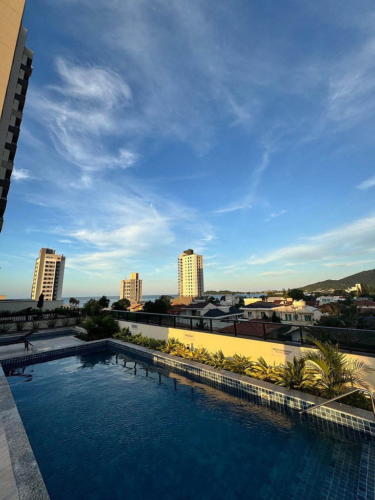 Apartamento em cond. Completo e com vista mar