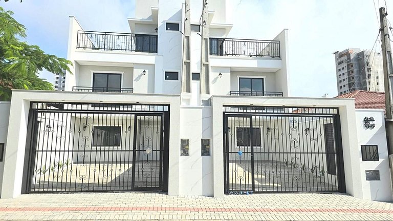 Triplex a venda em Penha com Piscina Privativa